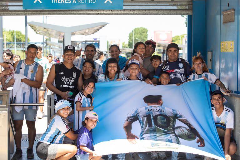 La estación Ciudad Universitaria del tren Belgrano fue el punto de encuentro previo a la Lugones para muchos  