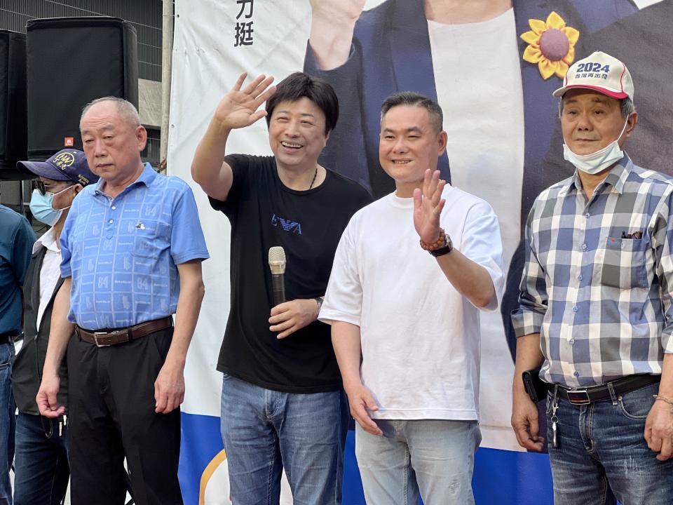 雲林縣虎尾鎮民代表會主席林嘉弘（左二）以1萬657張票當選鎮長，前鎮長、立委丁學忠（右二）成功交棒。記者陳苡葳／攝影