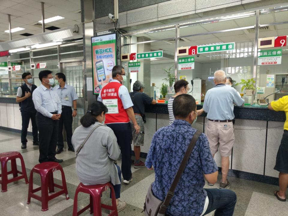 今日為郵局預約紙本五倍券的第一天（資料照）。   圖：交通部/提供