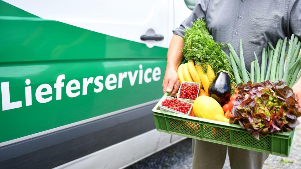 Lieferung einer «Bio-Kiste» mit Gemüse und Obst aus biologischem Anbau.