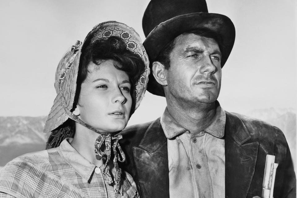 THE TWILIGHT ZONE, from left: Miranda Jones, Cliff Robertson, 'A Hundred Yards Over the Rim,' (season 2, episode 23, aired April 7, 1961), 1959-1964