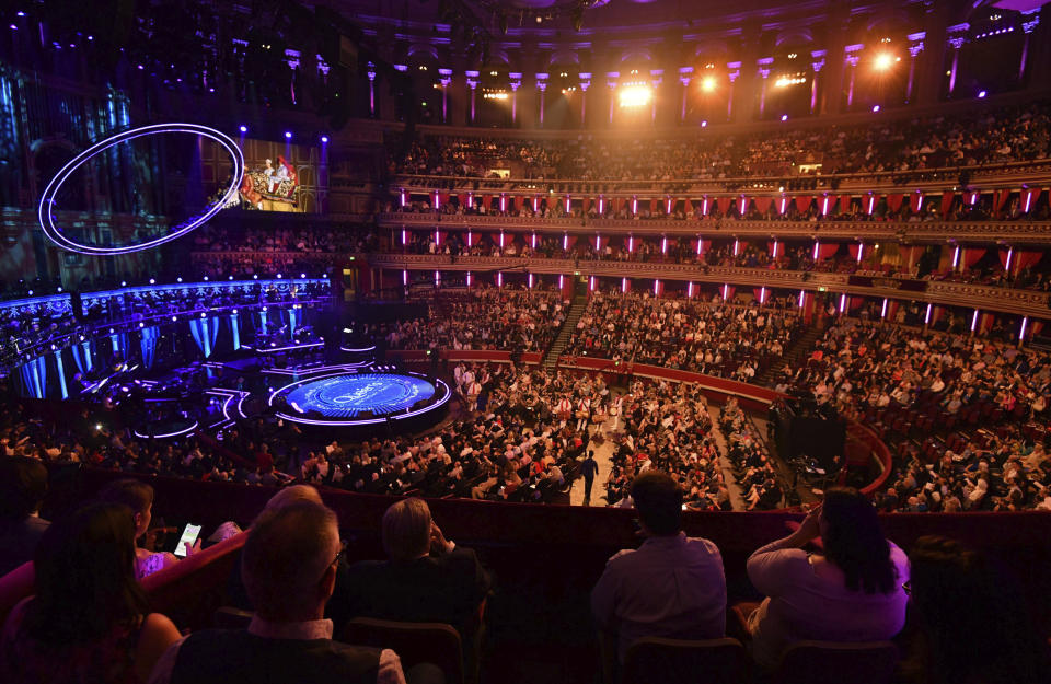 <p>Die Royal Albert Hall bot einen festlichen Rahmen für das Konzert. Die Einnahmen kommen übrigens einer neuen Jugendstiftung der Queen zugute. (Bild: Andrew Parsons/Pool via AP Photo) </p>