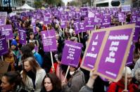 Manifestantes portando pancartas en protesta contra el feminicidio y la violencia contra las mujeres en París