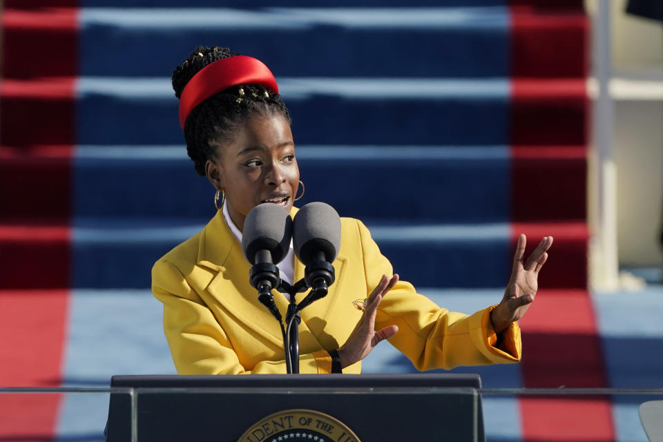 Amanda Gorman recita un poema durante la ceremonia de investidura del presidente Joe Biden frente al Capitolio estadounidense, en Washington, el miércoles 20 de enero del 2021. (AP Foto/Patrick Semansky, Pool)