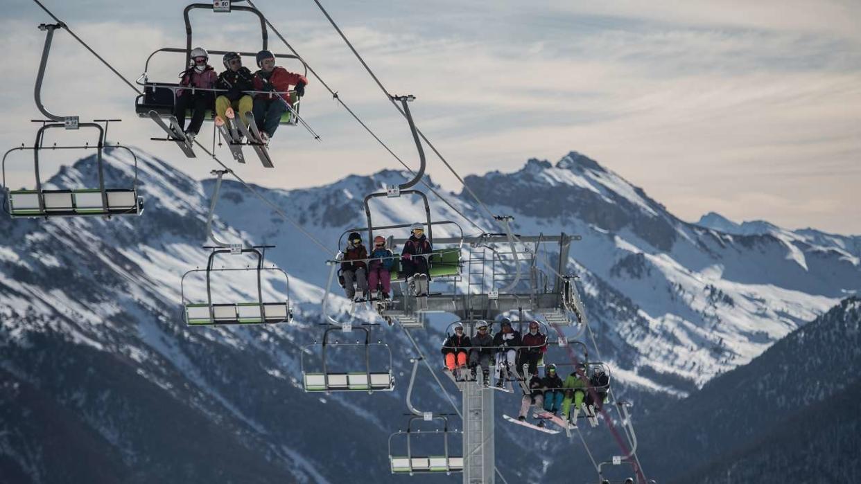 Des skieurs utilisent une remontée mécanique dans les montagnes de la station de ski de Serre-Chevalier, dans l’est de la France, le 3 février 2022.