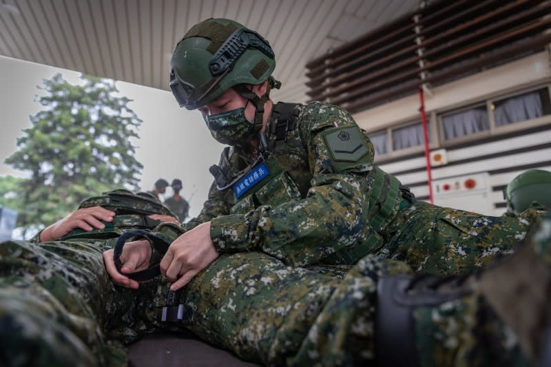 20220321-新制教召召員學習使用止血帶。（陸軍第8軍團提供）