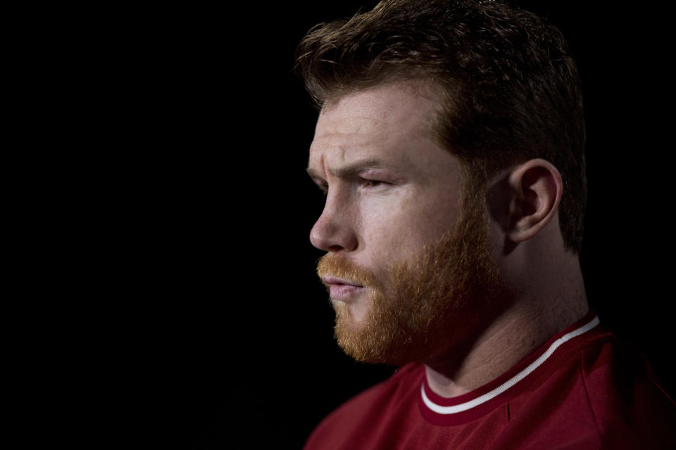 Canelo Álvarez durante una entrevista en Nueva York, el martes 16 de octubre de 2018. Álvarez tiene previsto enfrentar a Rocky Fielding, campeón welter de la AMB, en Nueva York en diciembre. (AP Foto/Mark Lennihan)