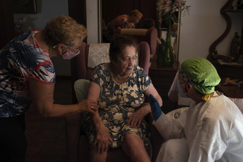 La doctora Marta Ruberte conversa con Maria Luisa Olivella durante una visita a domicilio en Sant Sadurni D'Anoia, al noreste de España, el 31 de julio del 2020. La señora Olivella se sentía fatigada, pero Ruberte descartó que se tratase del coronavirus. (AP Photo/Felipe Dana)