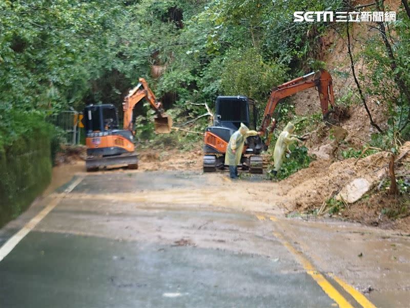 重機具進駐排除路障。（圖／翻攝畫面）