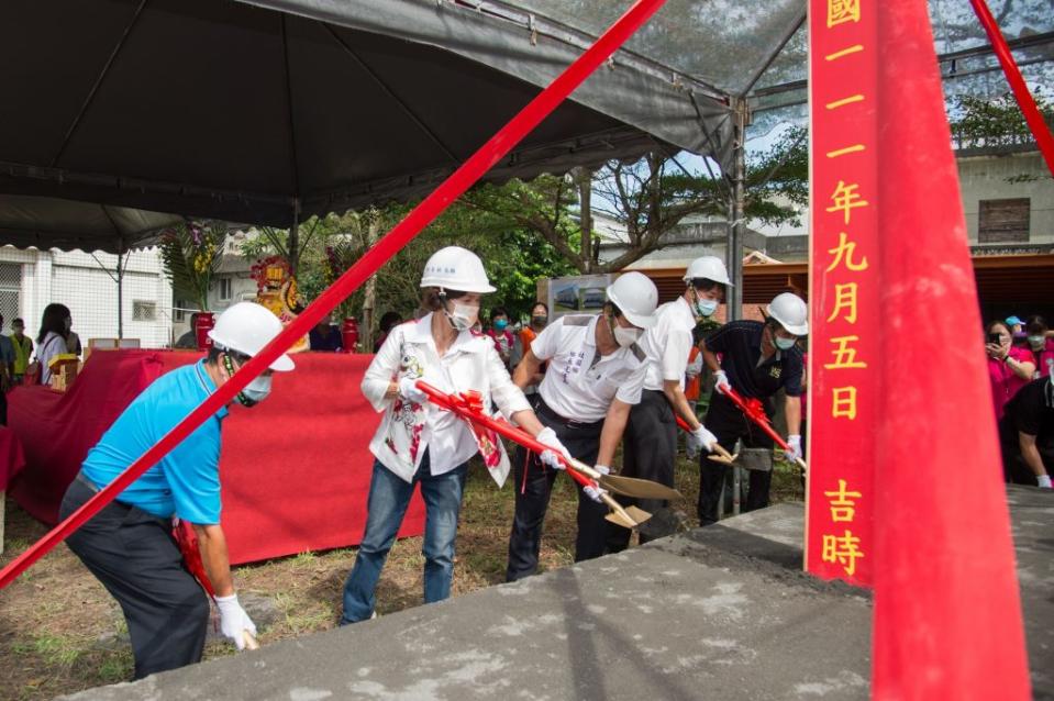 長年寄人籬下的大福社區活動中心，經縣府促成將衛生局大福衛生室同意撥用，新建工程５日由縣長林姿妙主持動土典禮。（宜縣府提供）