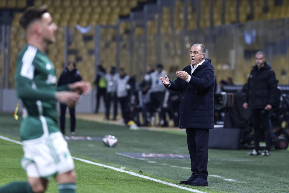 Panathinaikos' head coach Fatih Terim instructs his players during a Greek Super League soccer match against AEK Athens, at OPAP Arena stadium, in Athens, Greece, Sunday, Jan. 14, 2024. (AP Photo/Yorgos Karahalis)