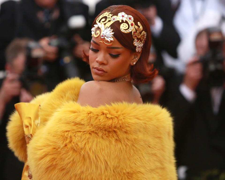 La cantante, actriz y diseñadora de moda barbadense Rihanna en la gala del Museo Metropolitano de Arte 2015. REUTERS / Andrew Kelly