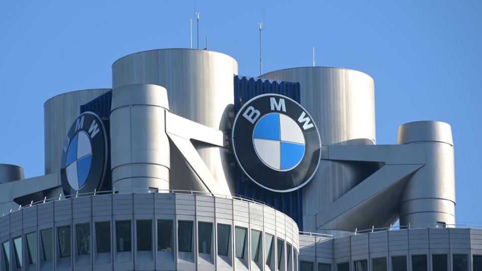 Das BMW-Logo auf dem Firmensitz des Automobilherstellers BMW in München.