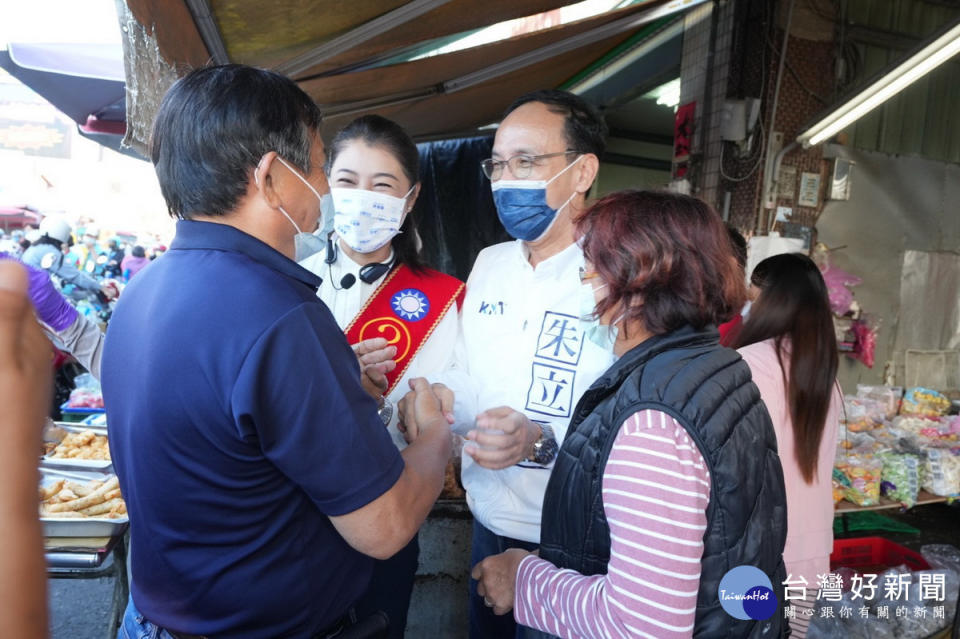 選前最後關頭朱主席懇請支持黨提名的候選人。（國民黨縣黨部提供）