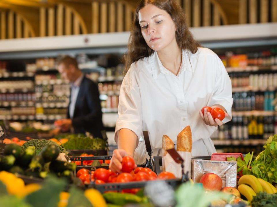 Das Angebot im Supermarkt ist groß - im Winter sollte man von einigen Lebensmitteln aber lieber die Finger lassen. (Bild: BearFotos/Shutterstock.com)