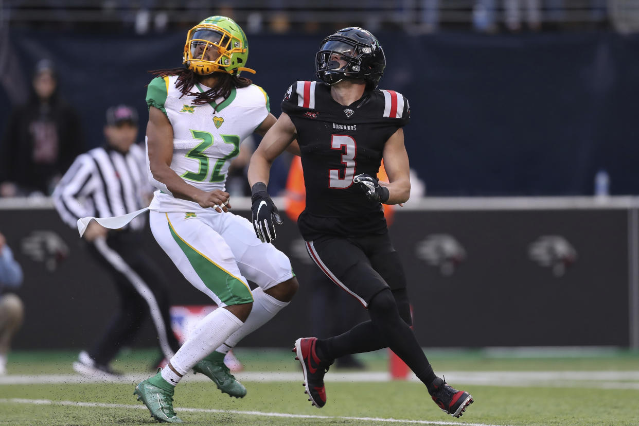 Tampa Bay Vipers cornerback Jalen Collins (32) and New York Guardians wide receiver Colby Pearson (3) eye an incoming pass. (AP Photo/Steve Luciano)