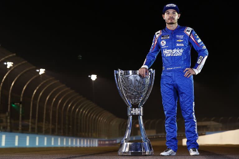 En Phoenix Internacional Raceway, Kyle Larson posa con la Copa de campeón de NASCAR; el californiano regresó a la popular categoría del automovilismo de los Estados Unidos después del castigo por utilizar lenguaje racista en una carrera de simuladores en 2020