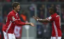 Football Soccer - Bayern Munich v Borussia Moenchengladbach - German Bundesliga - Allianz -Arena, Munich, Germany - 22/10/16 - Bayern Munich's Douglas Costa (R) leaves the pitch for Thomas Mueller during match against Borussia Moenchengladbach REUTERS/Michael Dalder