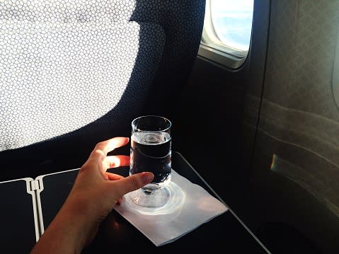 Beber un vaso con agua puede ser más riesgoso de lo que imaginas. Foto: Danielle Reid / EyeEm / Getty Images