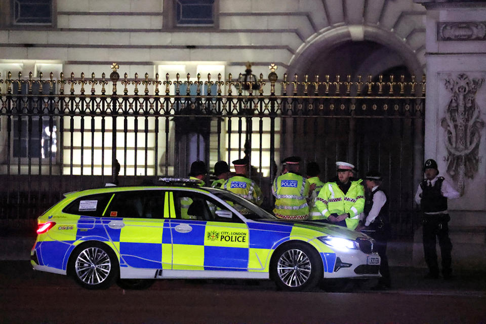 Police at the scene outside Buckingham Palace 