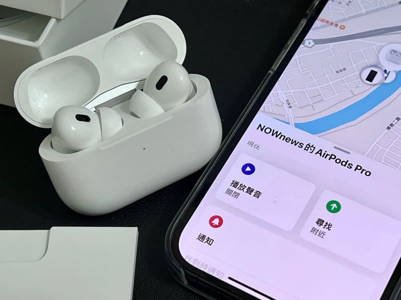 ▲蘋果在今年推出iPhone 15系列將充電孔全面改為USB-C，周邊配件也陸續跟上，推出USB-C版本，其中AirPods Pro 2 的USB-C版充電盒也在11月2日上架。(圖／記者周淑萍攝)