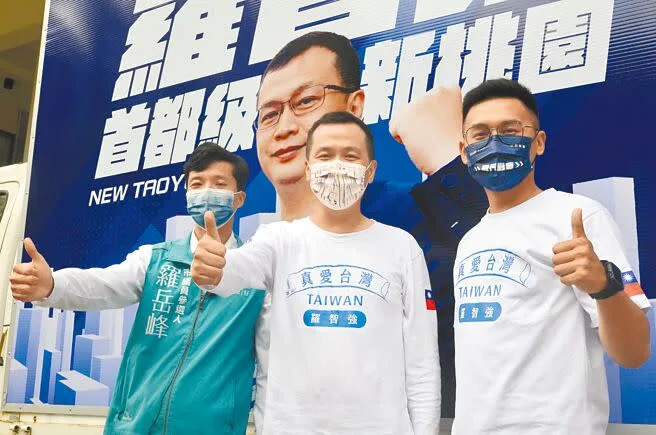 爭取桃園市長國民黨提名的台北市議員羅智強（中）7日公布競選發言人何元楷（右）、行動競選總部。（賴佑維攝）