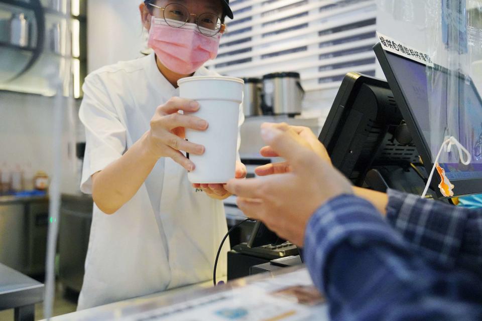臺灣環保署將逐步規範連鎖餐飲業者限用一次性塑膠飲料杯，並提供循環杯租借服務。