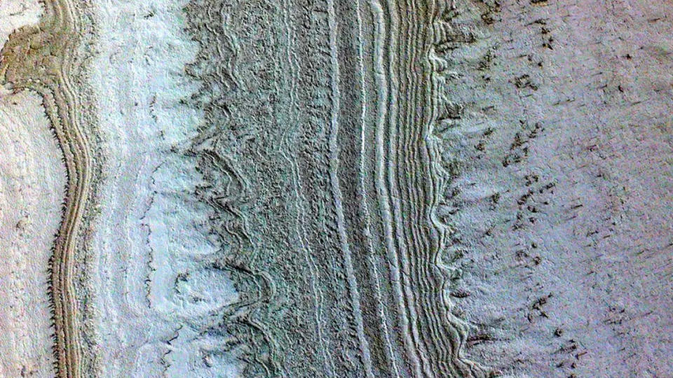 Foto eines Raumfahrzeugs, das eine Nahaufnahme der Eiskappen in der Nähe des Südpols des Mars zeigt