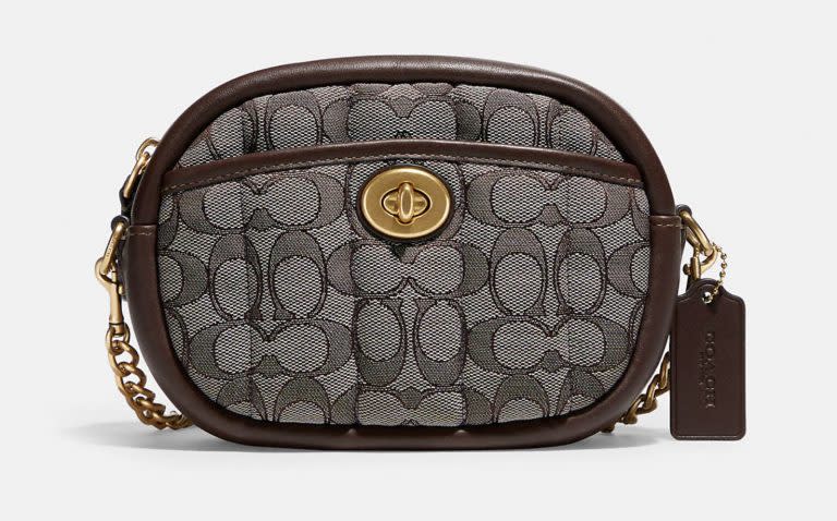 Bolso pequeño acolchado de Coach en tejido jacquard con monograma de la marca. (Foto: Coach)