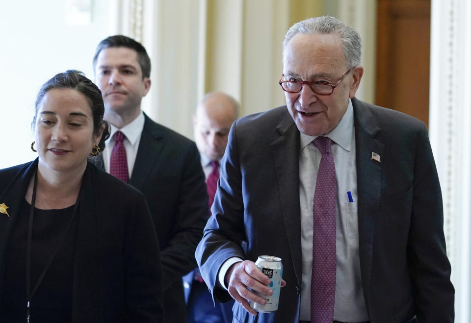 美國參議院多數黨領袖舒默（Chuck Schumer）（右）支持調查俄軍犯下的戰爭罪。   圖：達志影像／美聯社（資料照）