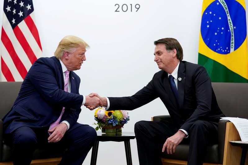 FOTO DE ARCHIVO: El presidente de Brasil, Jair Bolsonaro, y el presidente de Estados Unidos, Donald Trump, estrechan la mano durante una reunión bilateral en la cumbre de líderes del G20 en Osaka, Japón, el 28 de junio de 2019