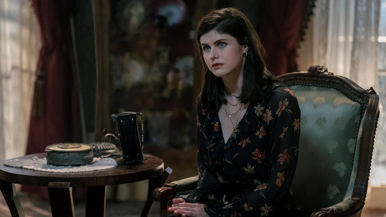  Alexandra Daddario as Rowan Fielding in Mayfair Witches. 