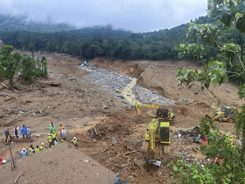 Rescatistas buscan entre el lodo y los escombros tres días después de los aludes causados por las lluvias torrenciales en Mundakkai, en el distrito de Wayanad del estado de Kerala, India, el 1 de agosto de 2024. (AP Foto/Rafiq Maqbool)