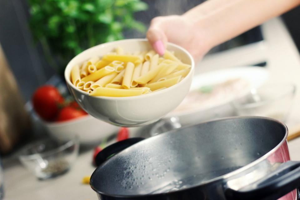 Congelez le restant de pâtes, puis réchauffez-les en les plongeant dans un bol d’eau chaude.