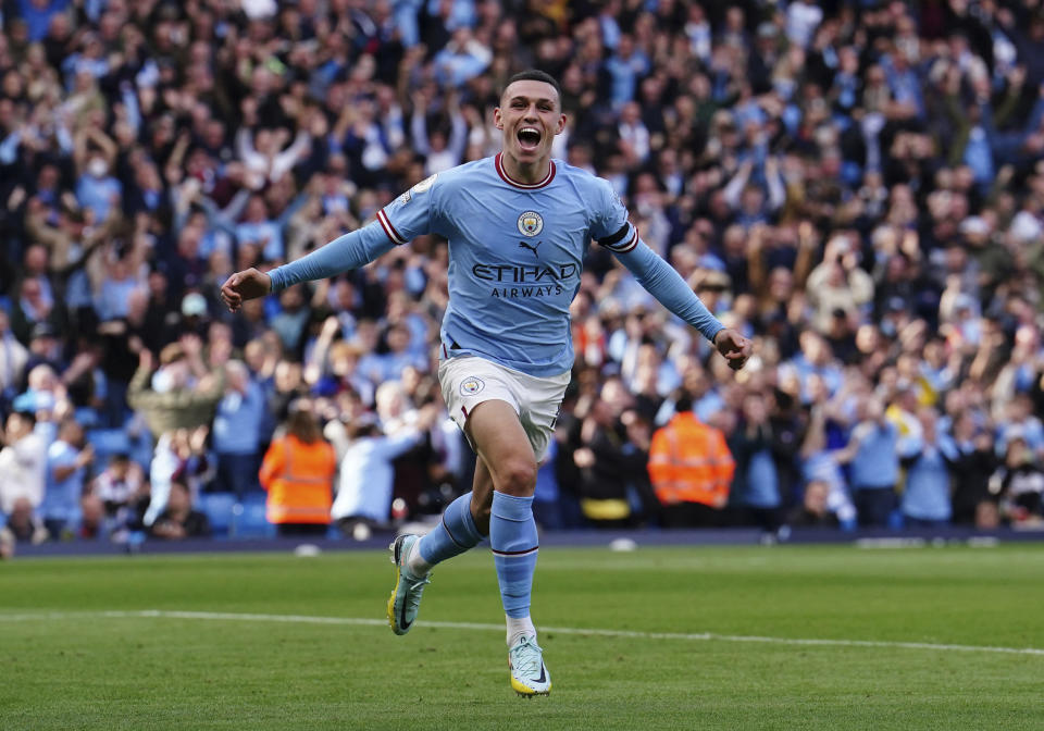 Phil Foden del Manchester City celebra tras anotar el cuarto gol ante el Manchester United en la Liga Premier. (Martin Rickett/PA vía AP)