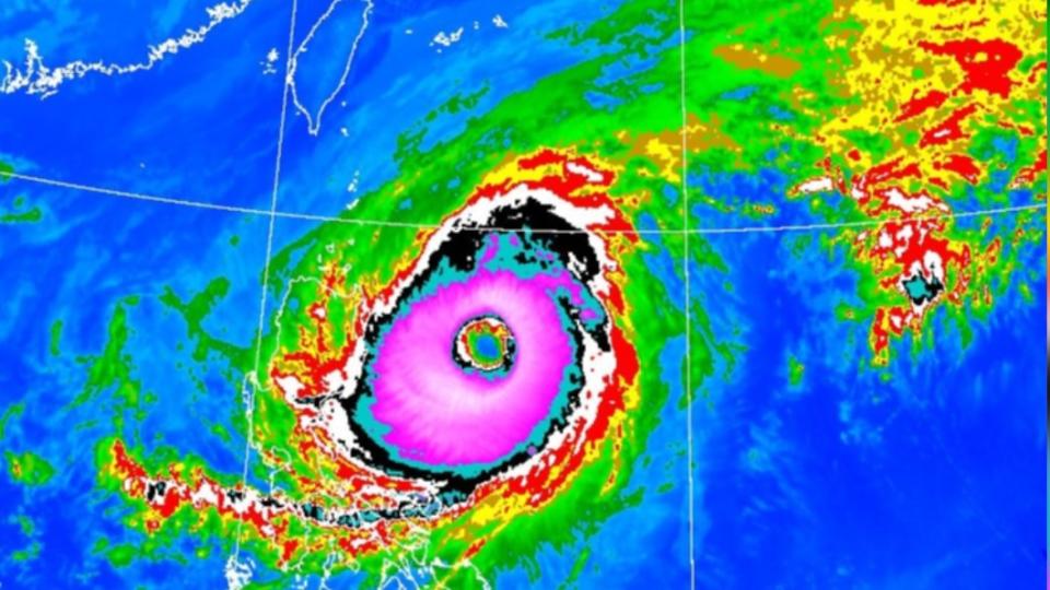 第2號颱風「舒力基」減弱為中度颱風，氣象局長鄭明典說它像草莓甜甜圈。（圖／翻攝鄭明典臉書）