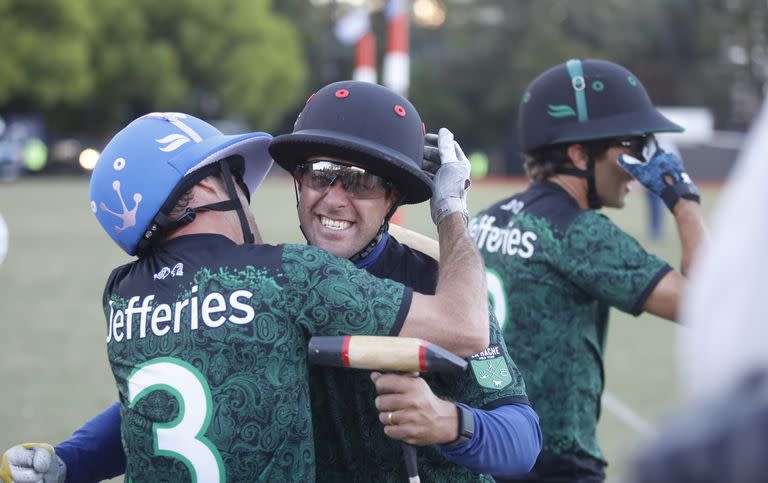 El abrazo del Sapo Caset con Fran Elizalde refleja la felicidad de La Hache