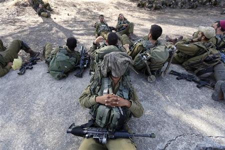 Israeli soldiers rest during a drill in the Israeli-occupied Golan Heights August 28, 2013. REUTERS/Baz Ratner