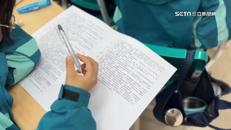 新竹的國中生想考取公立高中只能拼命刷題增加熟練度。