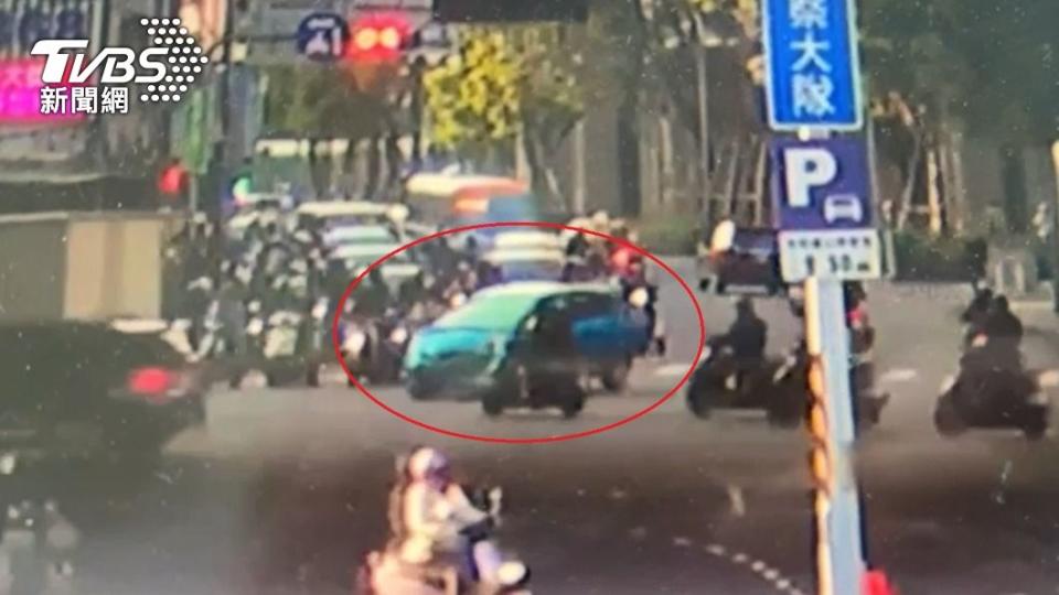 監視器拍下肇逃車輛。（圖／TVBS）