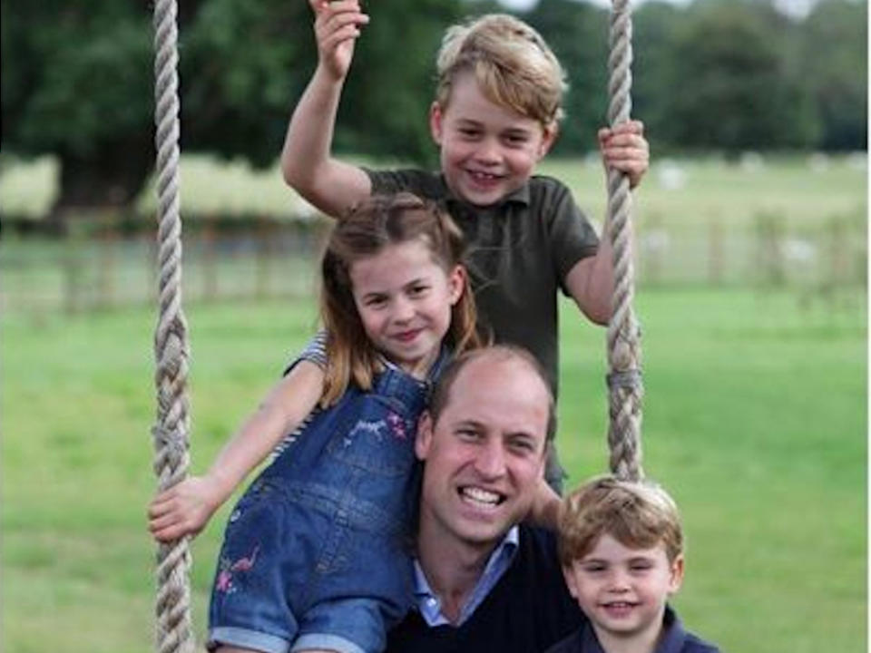 Prinz William zusammen mit seinen Kindern George, Charlotte und Louis (r.) (Bild: Instagram / Kensingtonroyal / Herzogin Kate)