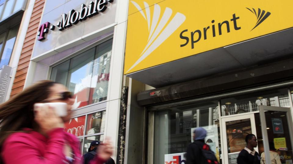 T-Mobile US und Sprint Tür an Tür: In den USA nahm der Zusammenschluss eine erste wichtige Hürde. Foto: Mark Lennihan/AP