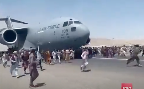 Desperate Afghans cling to US plane amid chaotic scenes at Kabul airport (TOLOnews)