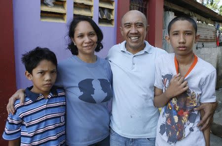 Roman Catholic priest Father Jess Siva poses with his common law wife Bemma and children in Iloilo city on Panay island in central Philippines January 10, 2015. REUTERS/Erik De Castro