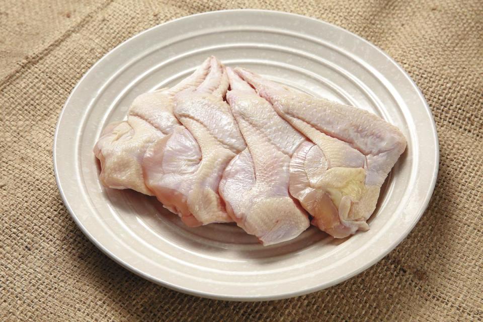 十八養場的雞肉肉質介於土雞與肉雞之間，結實但不至於過硬。（雞翅 150元／4隻）