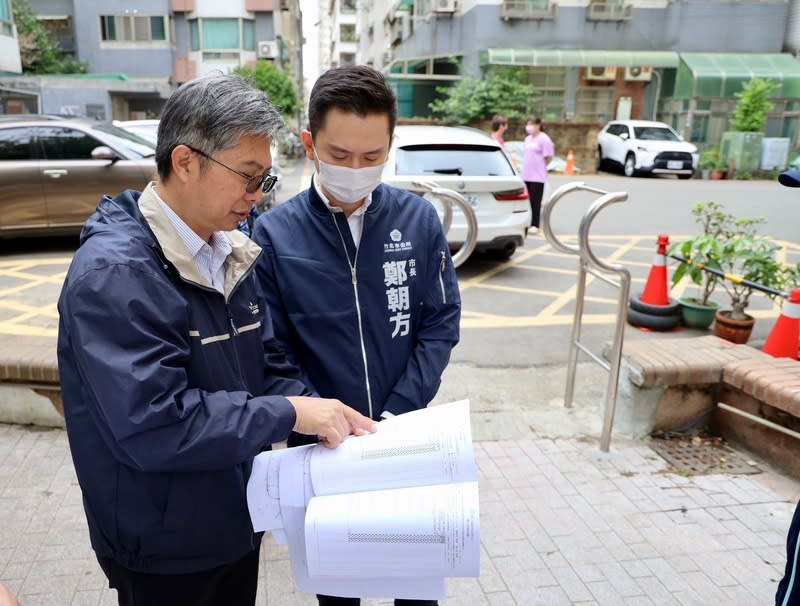 竹北市規畫新建豆子埔公園地下停車場 新竹縣竹北市遷入人口遽升，停車需求也大幅增加， 為解決竹北三民路停車問題，竹北市公所規畫新建豆 子埔公園地下停車場，市長鄭朝方（左2）也親自視 察了解市內停車需求情形。 （竹北市公所提供） 中央社記者郭宣彣傳真  113年6月20日 