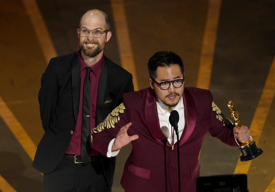 Daniel Scheinert, izquierda, y Daniel Kwan reciben el premio a mejor director por "Everything Everywhere All at Once" en los Oscar el domingo 12 de marzo de 2023 en el Teatro Dolby en Los Angeles. (Foto AP/Chris Pizzello)