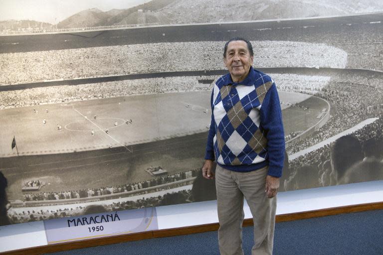 Uruguayan former footballer Alcides Ghiggia, member of the national team that won the 1950 World Cup at Maracana stadium in Rio de Janeiro, Brazil, poses on May 14, 2010 at the Football Museum in Montevideo