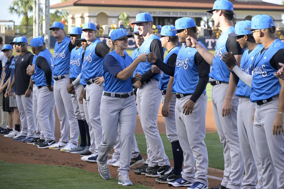 ARCHIVO - Rachel Balkovec, manager de los Tarpons de Tampa, saluda a sus peloteros, al debutar en el puesto, el viernes 8 de abril de 2022 (AP Foto/Phelan M. Ebenhack, archivo)