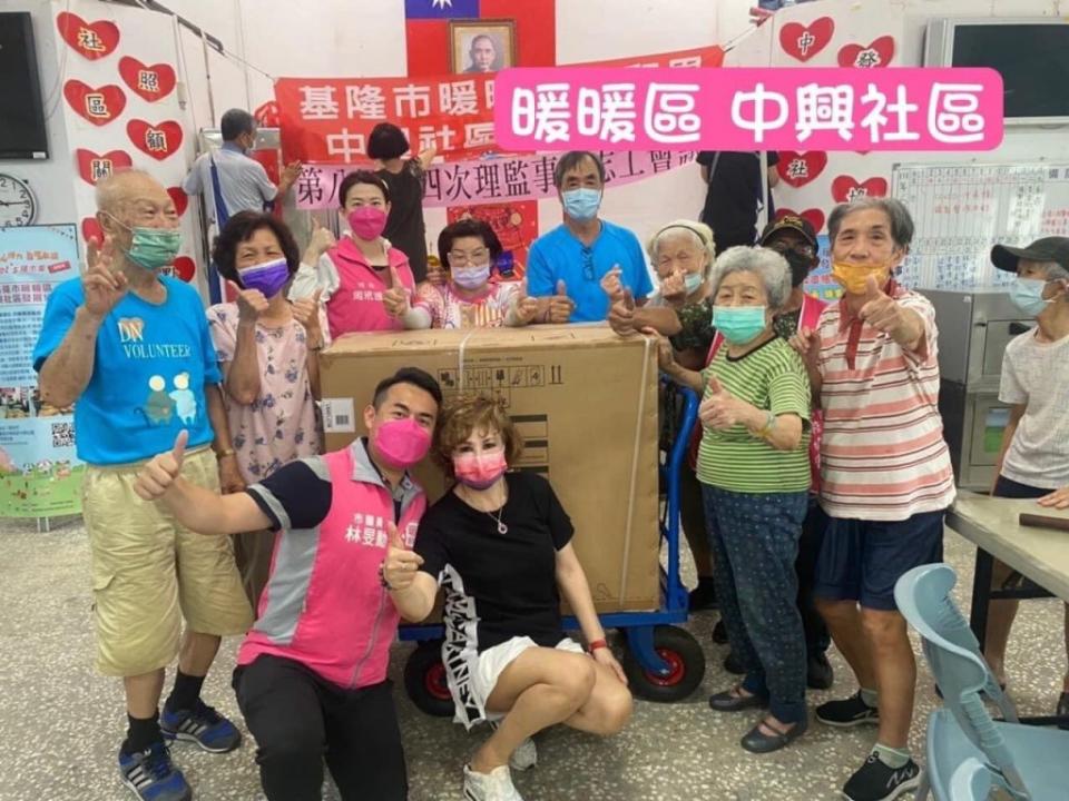 台灣食物銀行聯合會送基市三十八處關懷據點「愛分享惜食冰箱」。(記者王慕慈攝)